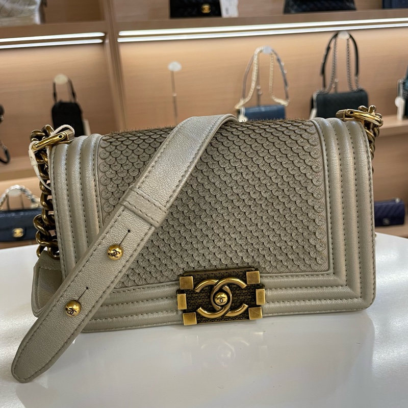 Chanel 香奈儿 蛇纹Leboy小號20开 限量款 精致立体花朵 非常洋气 正常使用痕迹-9