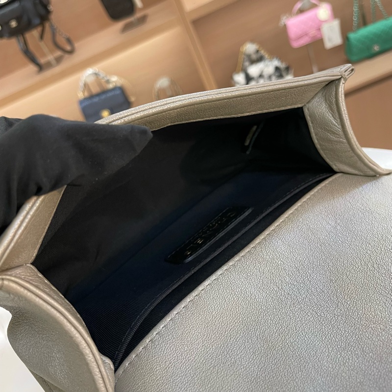 Chanel 香奈儿 蛇纹Leboy小號20开 限量款 精致立体花朵 非常洋气 正常使用痕迹-11