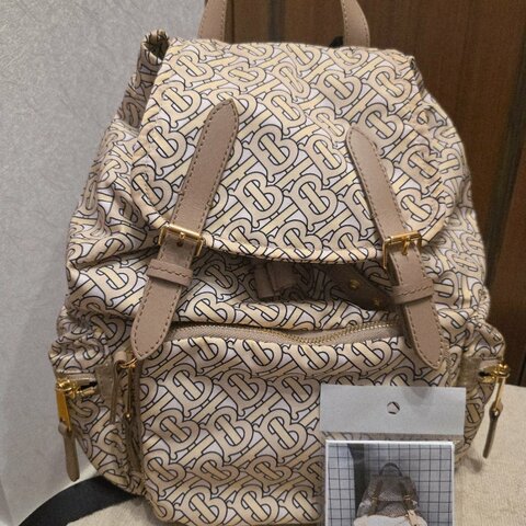 BURBERRY中款 奶茶色滿版logo肩背包 後背包