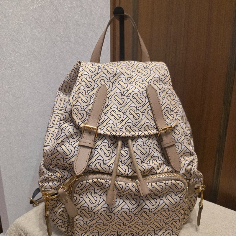 BURBERRY中款 奶茶色滿版logo肩背包 後背包-8