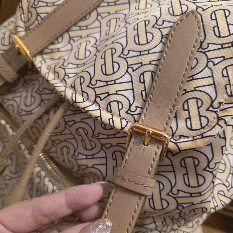 BURBERRY中款 奶茶色滿版logo肩背包 後背包-9