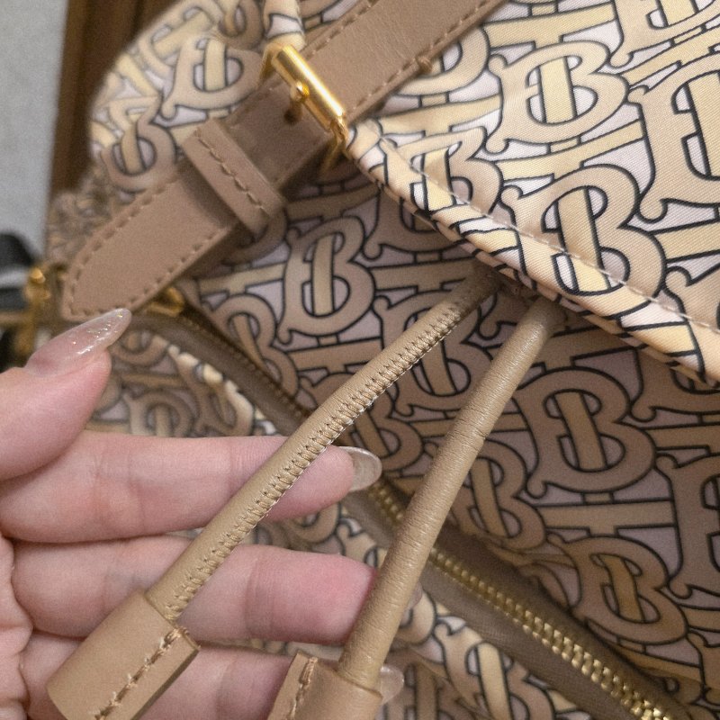 BURBERRY中款 奶茶色滿版logo肩背包 後背包-10