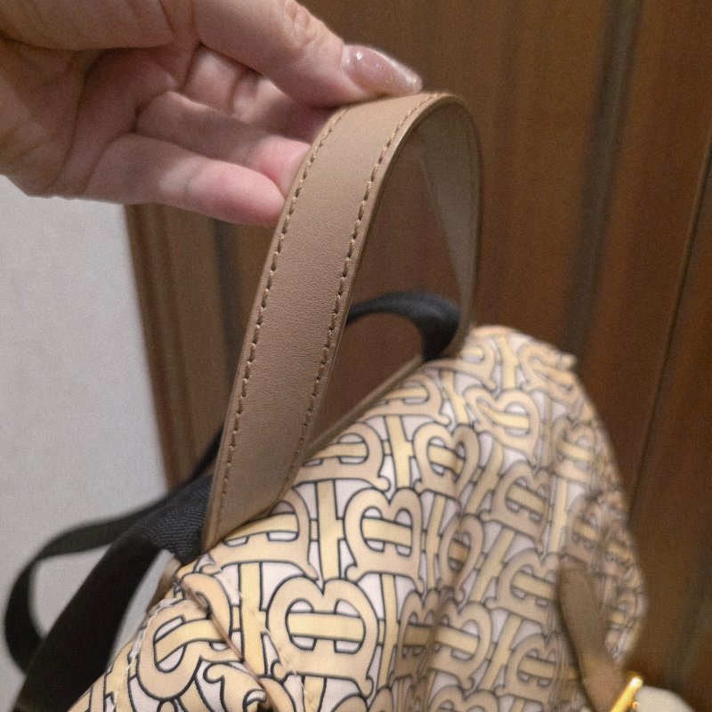 BURBERRY中款 奶茶色滿版logo肩背包 後背包-11