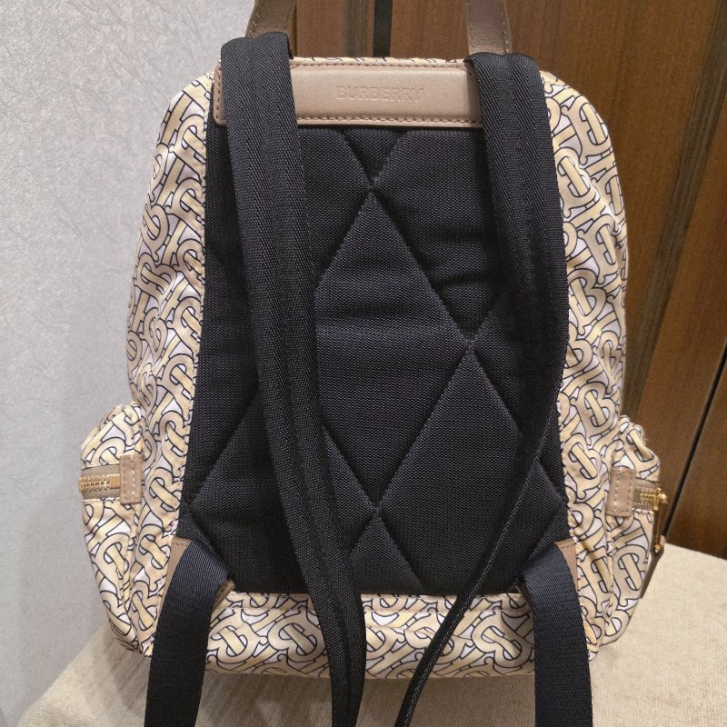 BURBERRY中款 奶茶色滿版logo肩背包 後背包-12