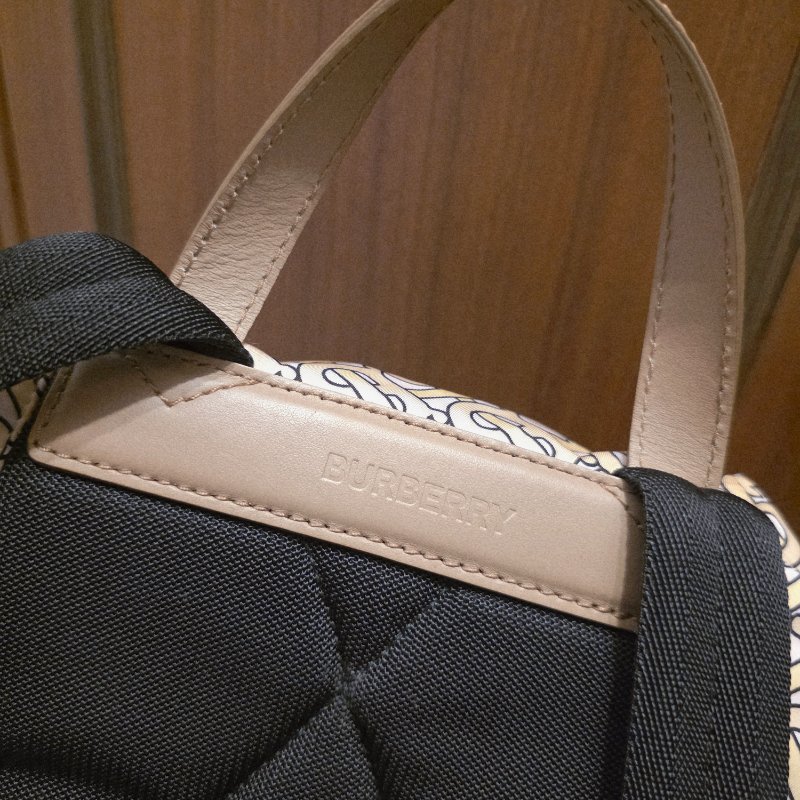 BURBERRY中款 奶茶色滿版logo肩背包 後背包-13
