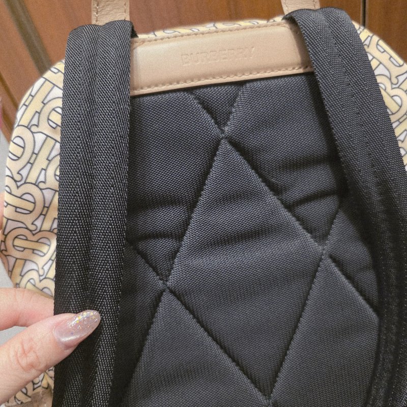 BURBERRY中款 奶茶色滿版logo肩背包 後背包-15