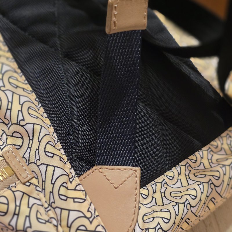 BURBERRY中款 奶茶色滿版logo肩背包 後背包-17
