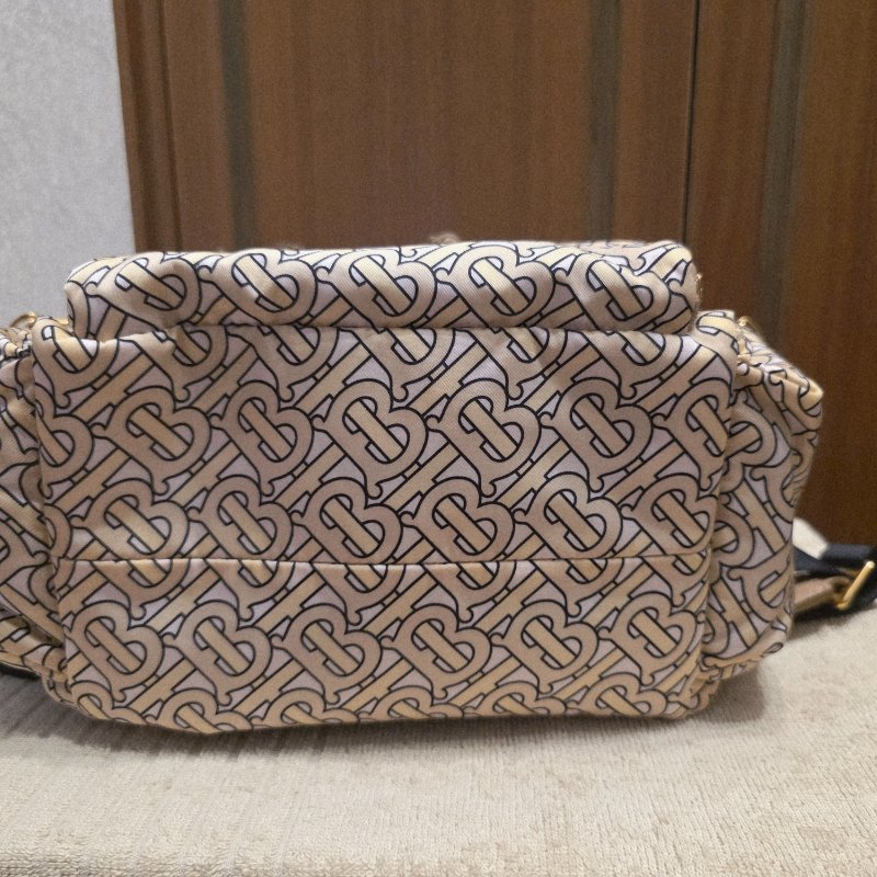 BURBERRY中款 奶茶色滿版logo肩背包 後背包-18