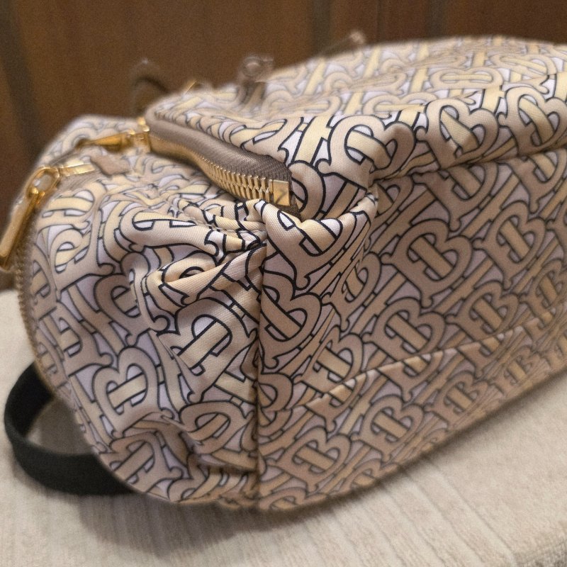 BURBERRY中款 奶茶色滿版logo肩背包 後背包-19