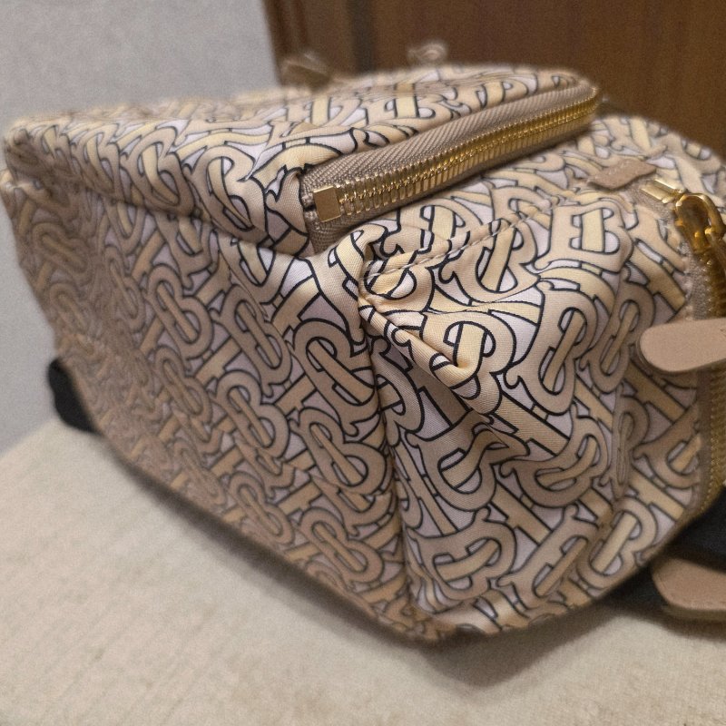 BURBERRY中款 奶茶色滿版logo肩背包 後背包-20