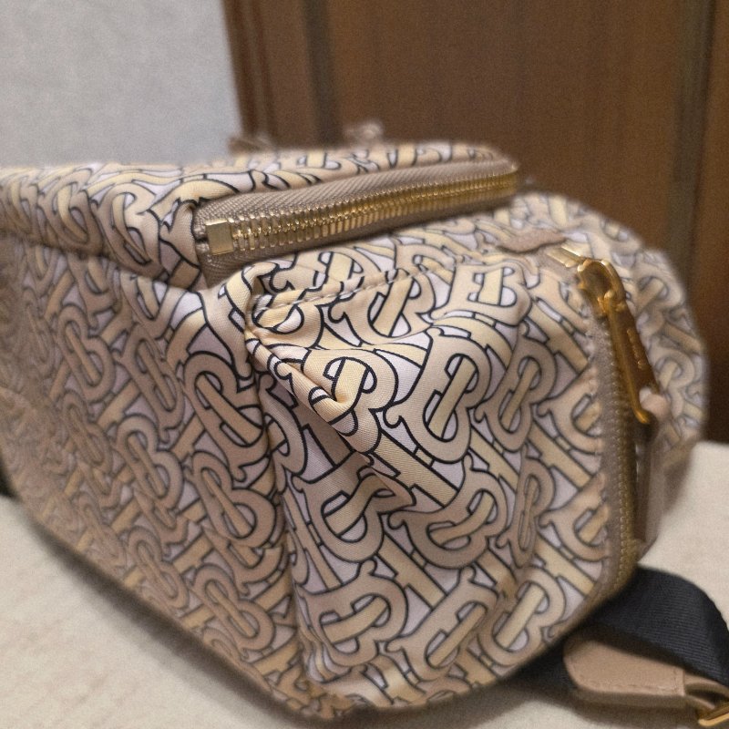 BURBERRY中款 奶茶色滿版logo肩背包 後背包-21