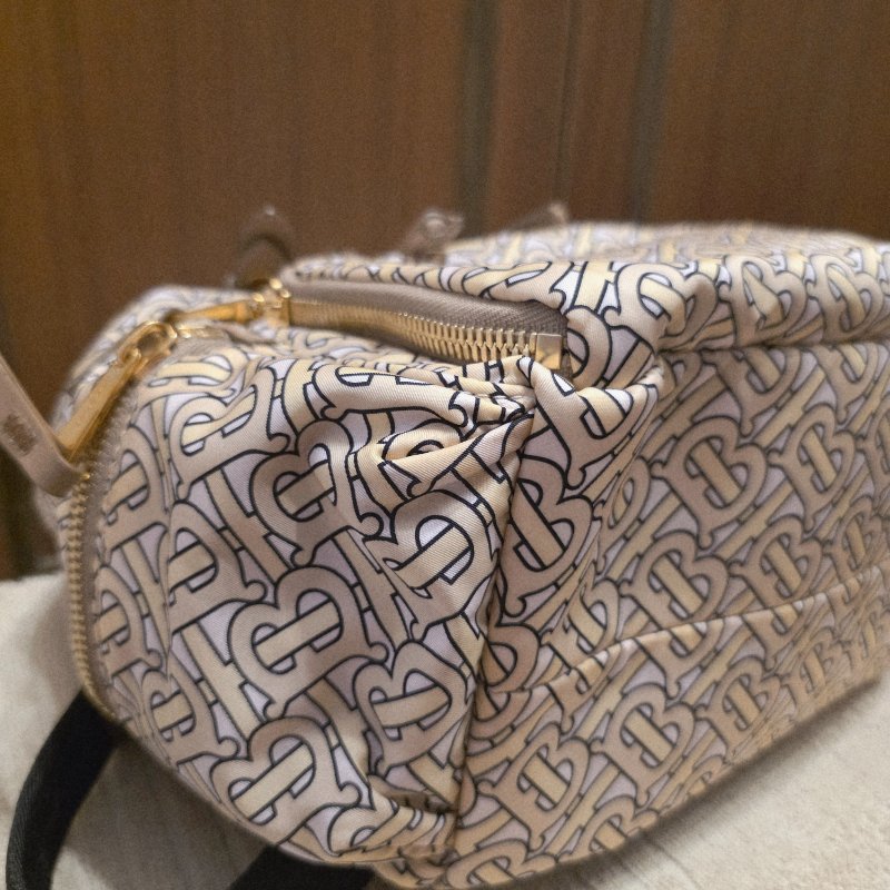 BURBERRY中款 奶茶色滿版logo肩背包 後背包-22