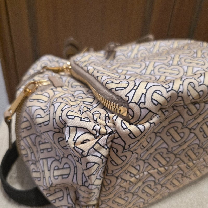 BURBERRY中款 奶茶色滿版logo肩背包 後背包-24