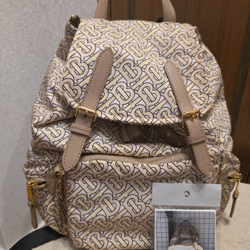 BURBERRY中款 奶茶色滿版logo肩背包 後背包-26