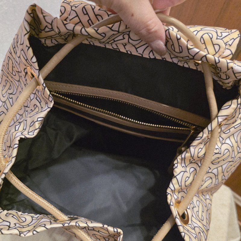 BURBERRY中款 奶茶色滿版logo肩背包 後背包-29