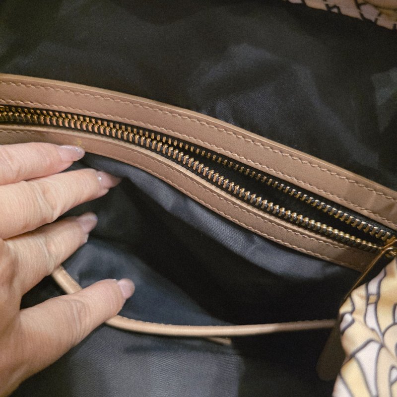 BURBERRY中款 奶茶色滿版logo肩背包 後背包-31