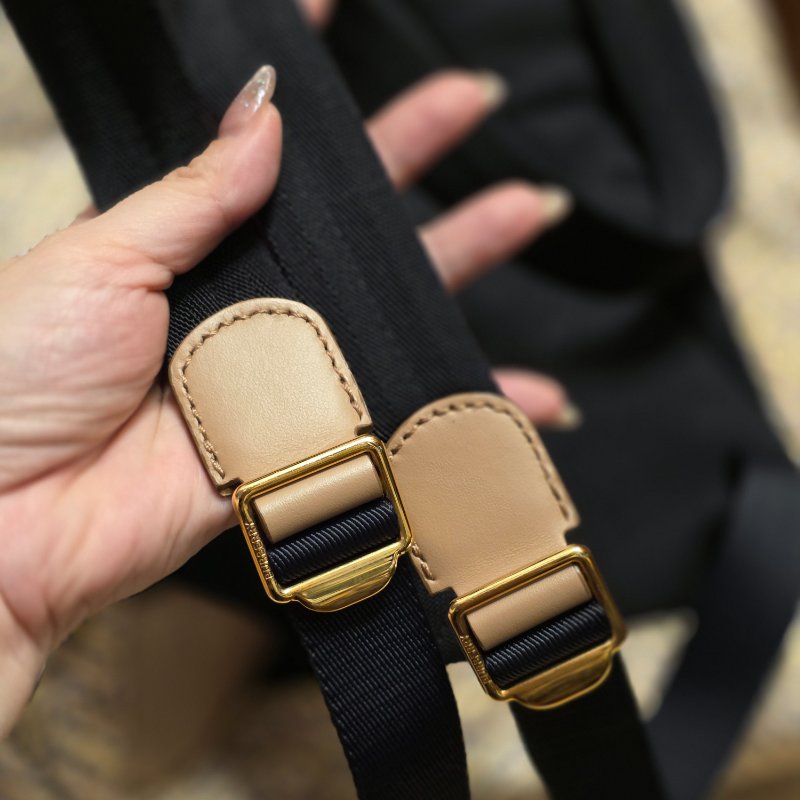 BURBERRY中款 奶茶色滿版logo肩背包 後背包-32
