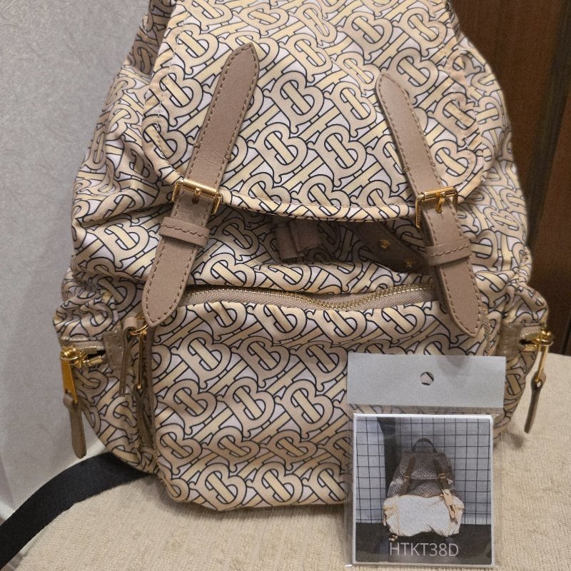 BURBERRY中款 奶茶色滿版logo肩背包 後背包-38