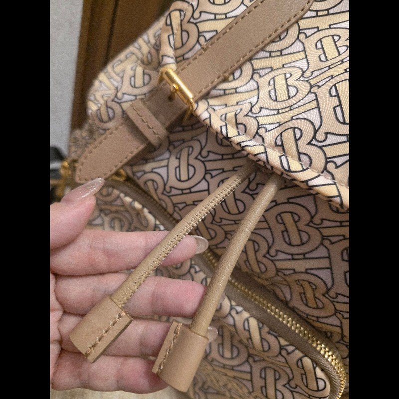 BURBERRY中款 奶茶色滿版logo肩背包 後背包-1