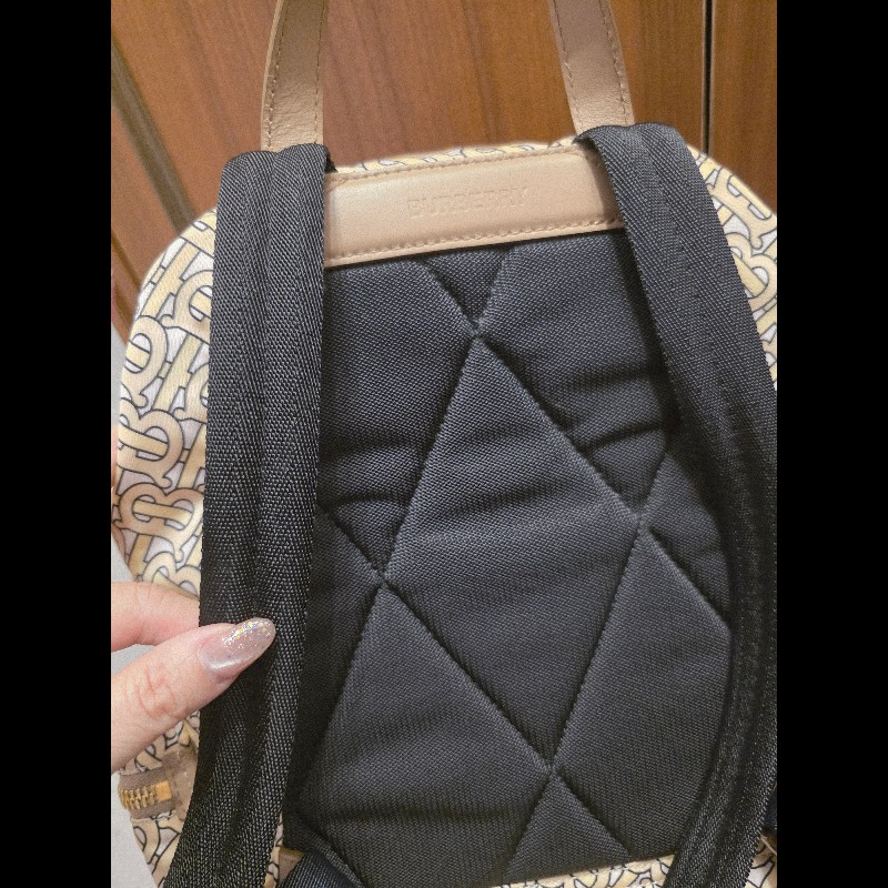 BURBERRY中款 奶茶色滿版logo肩背包 後背包-2