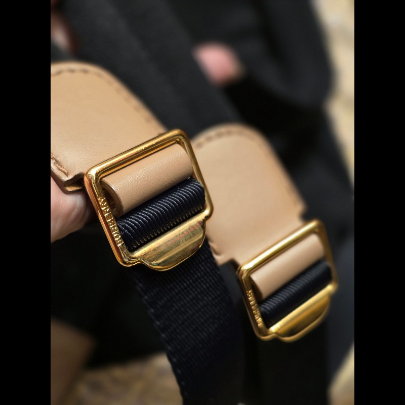 BURBERRY中款 奶茶色滿版logo肩背包 後背包-3