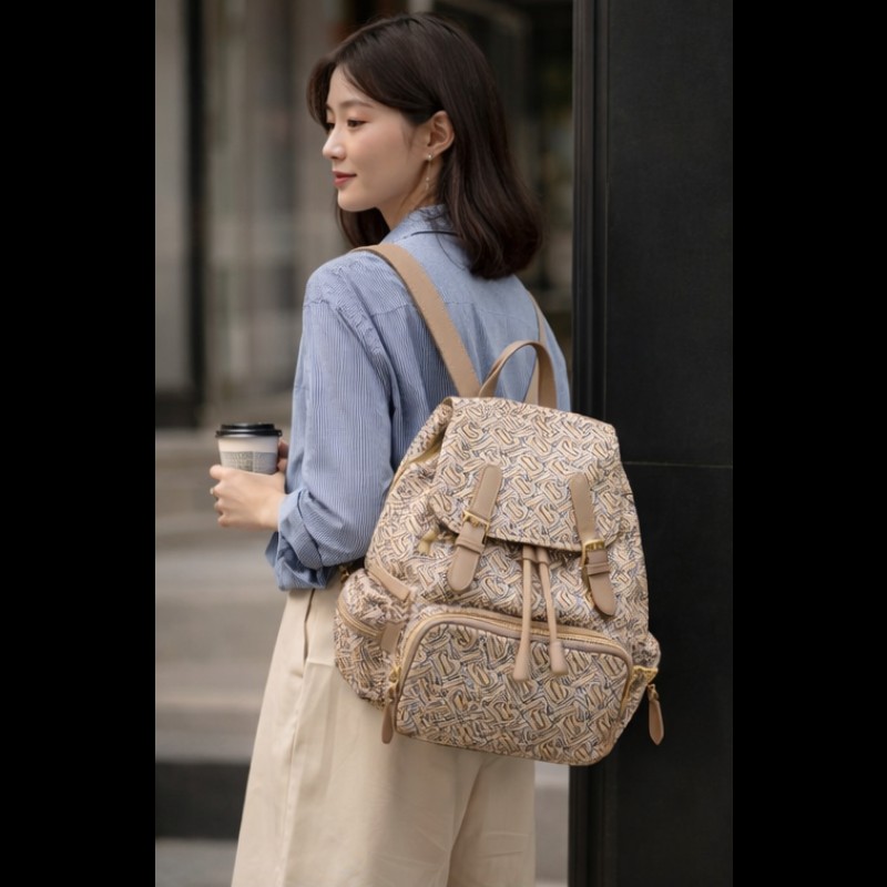 BURBERRY中款 奶茶色滿版logo肩背包 後背包-6