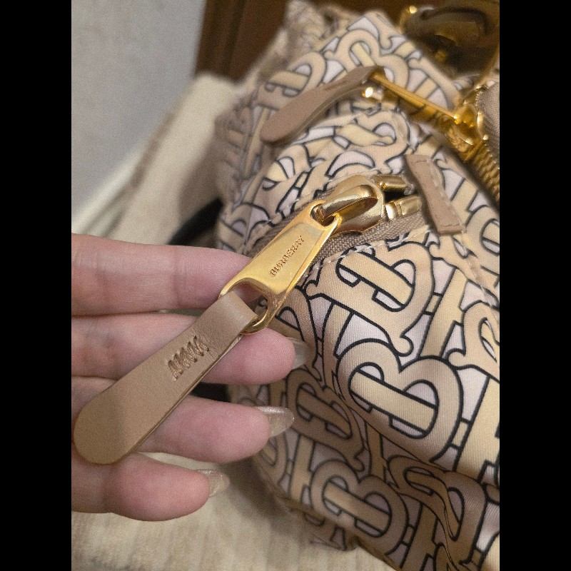 BURBERRY中款 奶茶色滿版logo肩背包 後背包-36