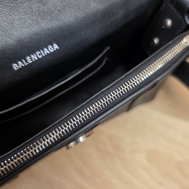 [超甜出清品項🥰] Balenciaga 黑牛皮霧銀釦DownTown斜背沙漏包-17