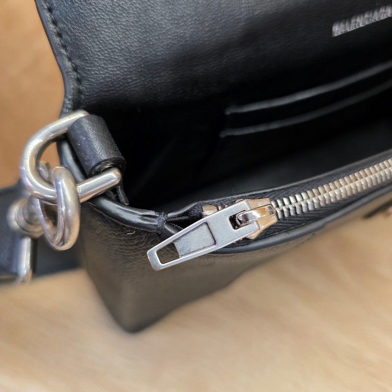 [超甜出清品項🥰] Balenciaga 黑牛皮霧銀釦DownTown斜背沙漏包-20