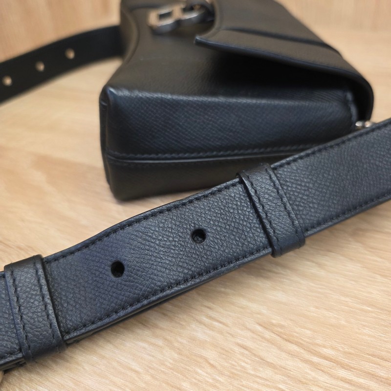 [超甜出清品項🥰] Balenciaga 黑牛皮霧銀釦DownTown斜背沙漏包-22