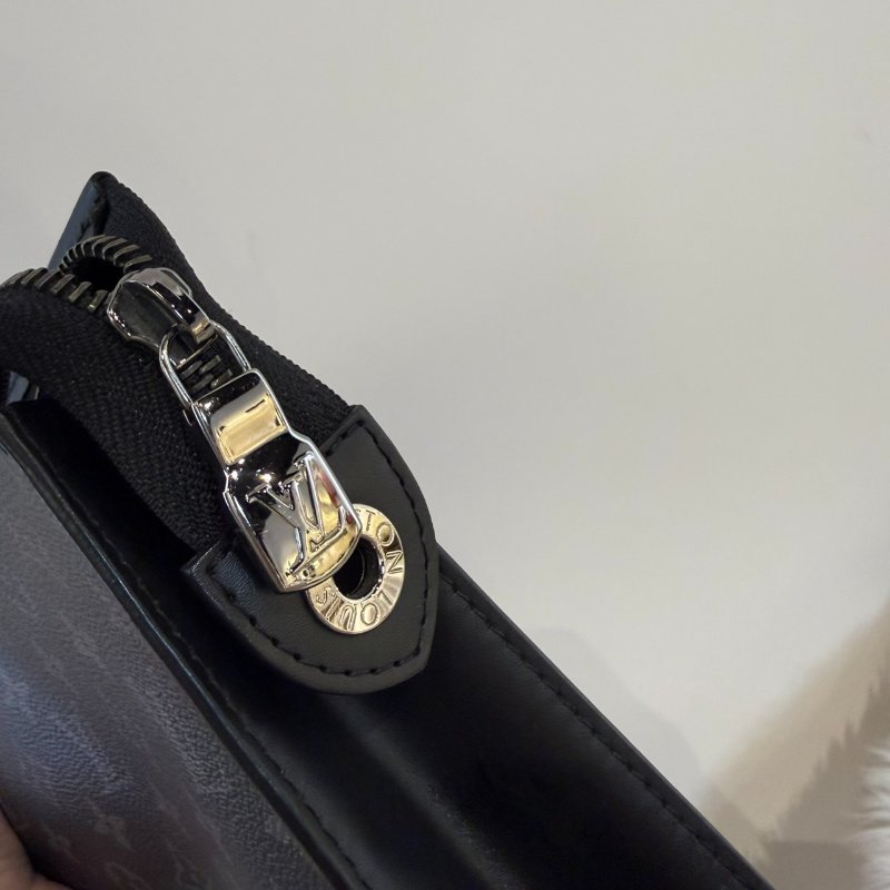 LV Voyage MM灰黑手拿包-5