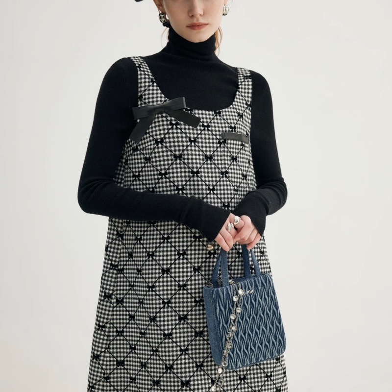 MiuMiu 牛仔帆布藍 鑽石mini tote琴譜包 16*18*5  98新配件塵袋-1