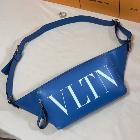 ‼️全台最甜 Valentino 藍白縮寫logo 大腰包 胸包