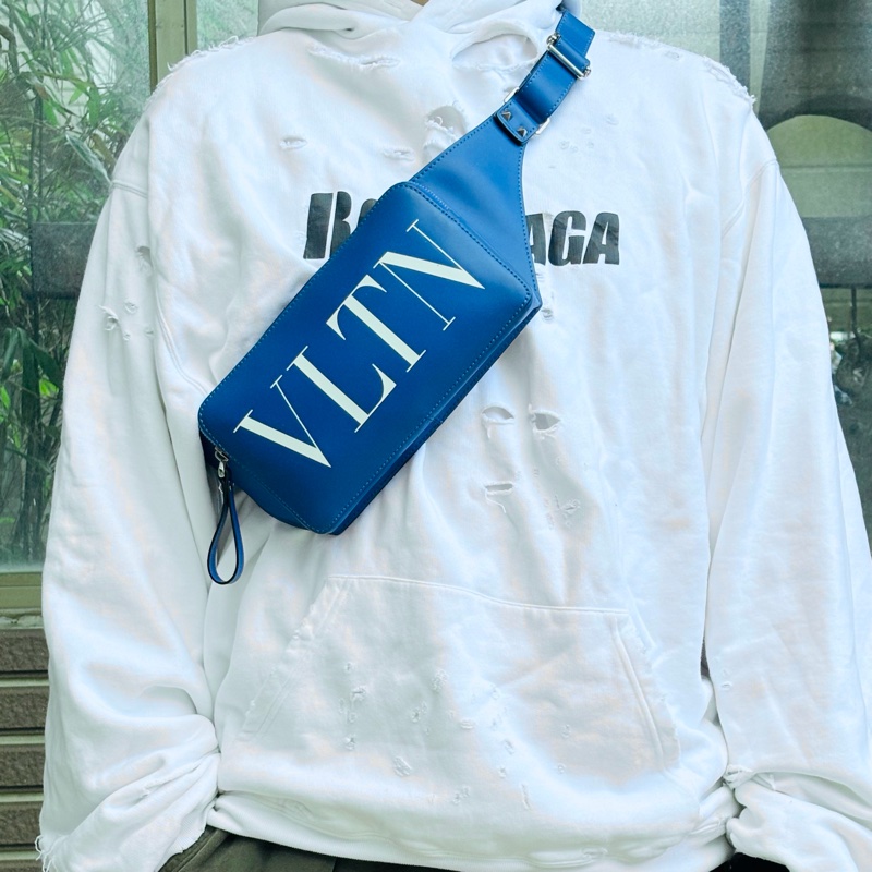 ‼️全台最甜 Valentino 藍白縮寫logo 大腰包 胸包-1