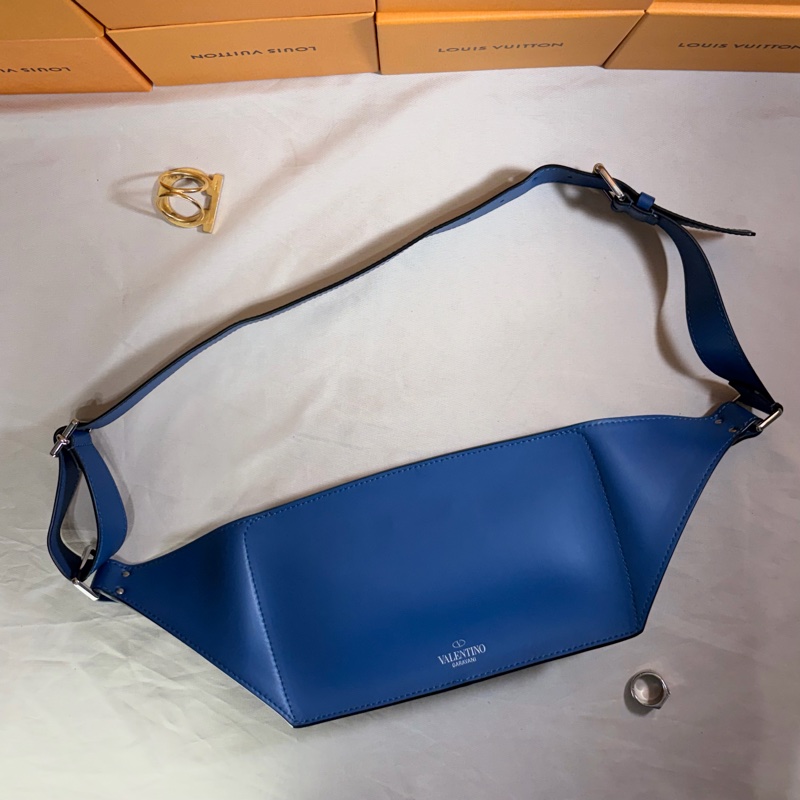 ‼️全台最甜 Valentino 藍白縮寫logo 大腰包 胸包-3