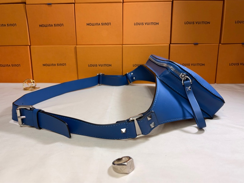 ‼️全台最甜 Valentino 藍白縮寫logo 大腰包 胸包-5