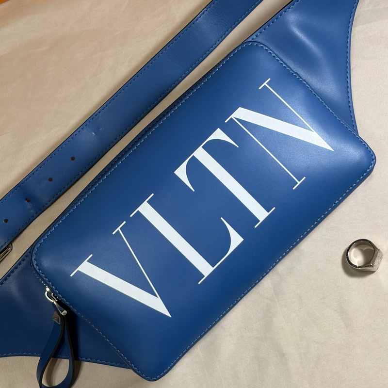 ‼️全台最甜 Valentino 藍白縮寫logo 大腰包 胸包-9