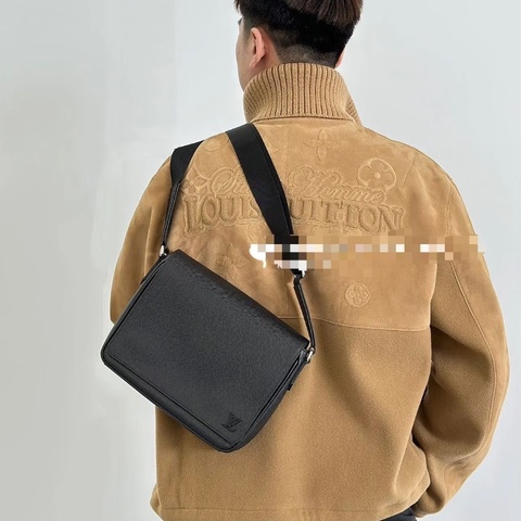 LV DistrictTaïga肩背斜背包26 x 20 x 7   98新配件塵袋