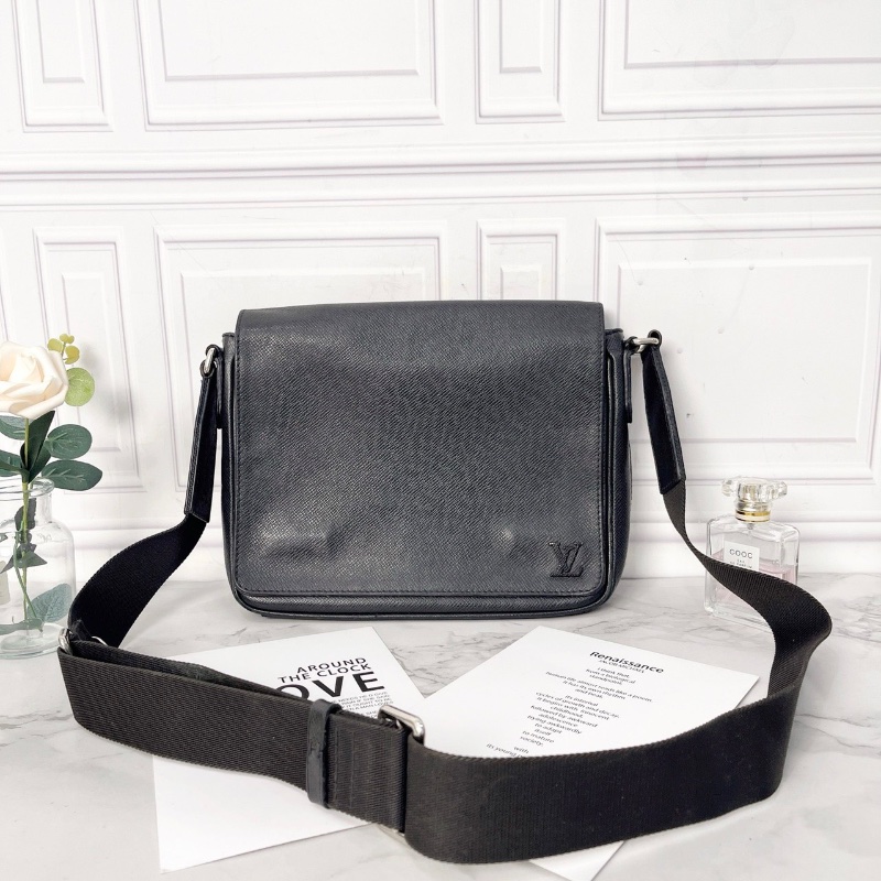 LV DistrictTaïga肩背斜背包26 x 20 x 7   98新配件塵袋-1