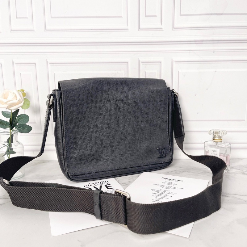 LV DistrictTaïga肩背斜背包26 x 20 x 7   98新配件塵袋-3