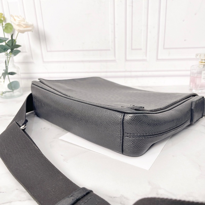 LV DistrictTaïga肩背斜背包26 x 20 x 7   98新配件塵袋-6