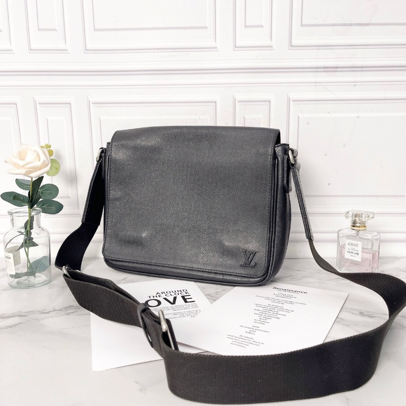 LV DistrictTaïga肩背斜背包26 x 20 x 7   98新配件塵袋-7