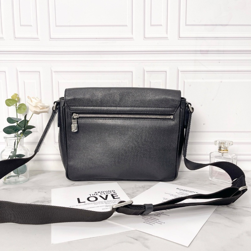 LV DistrictTaïga肩背斜背包26 x 20 x 7   98新配件塵袋-8