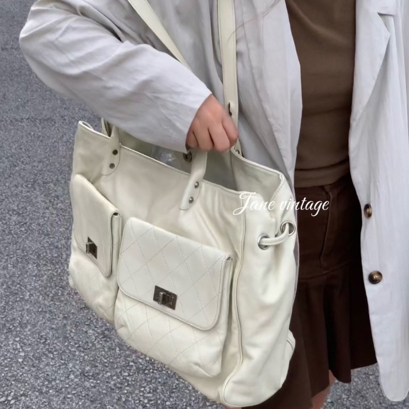 Chanel 2.55雙子星肩背包奶白色 銀扣 荔枝皮 45*30*15  98新配件塵袋-0