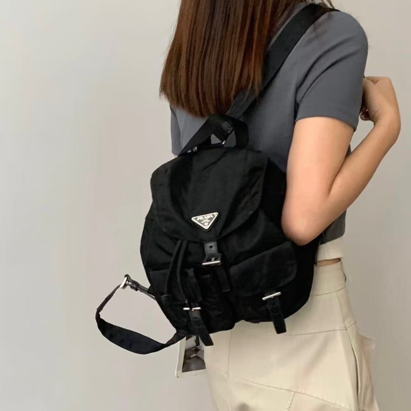 「JL精品代購」Prada黑銀小號降落傘尼龍雙肩包-1