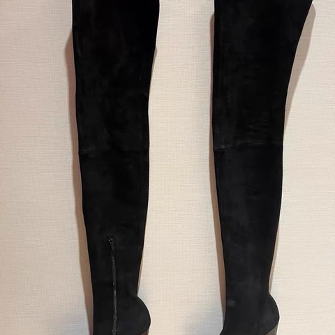 Christian Louboutin过膝靴尺码36码半偏小，跟高10.5