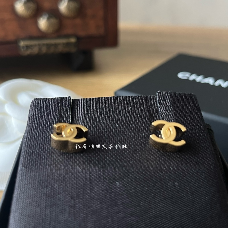 《我有個朋友在代購》香奈兒迷你金磚CC耳環-1