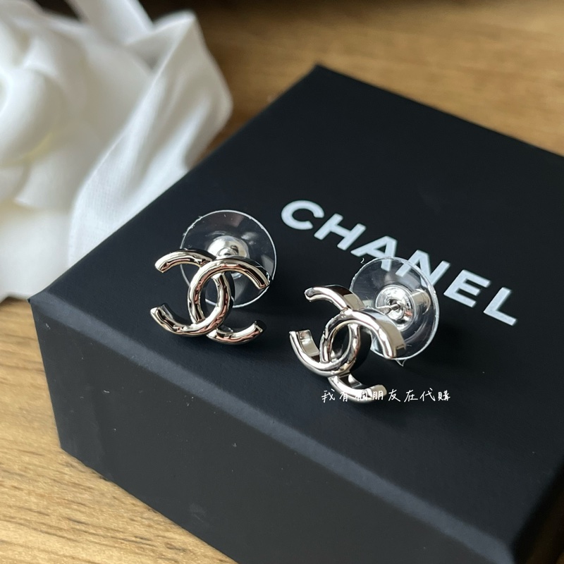 《我有個朋友在代購》香奈兒銀色CC耳環-1
