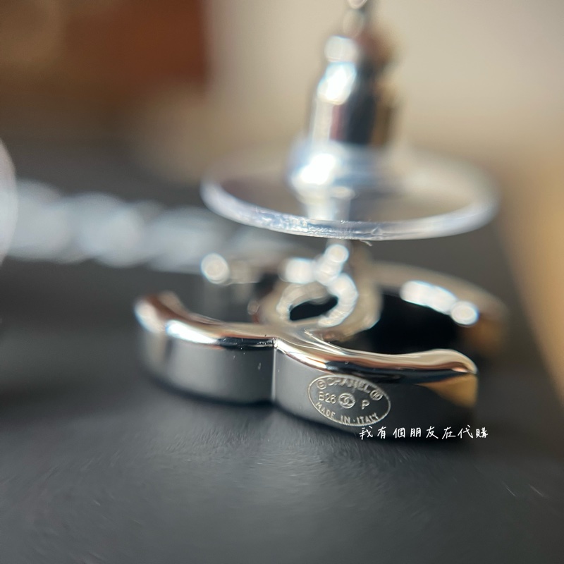 《我有個朋友在代購》香奈兒銀色CC耳環-2