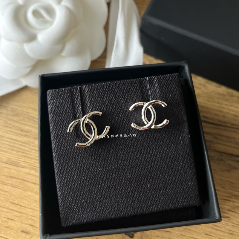 《我有個朋友在代購》香奈兒銀色CC耳環-3